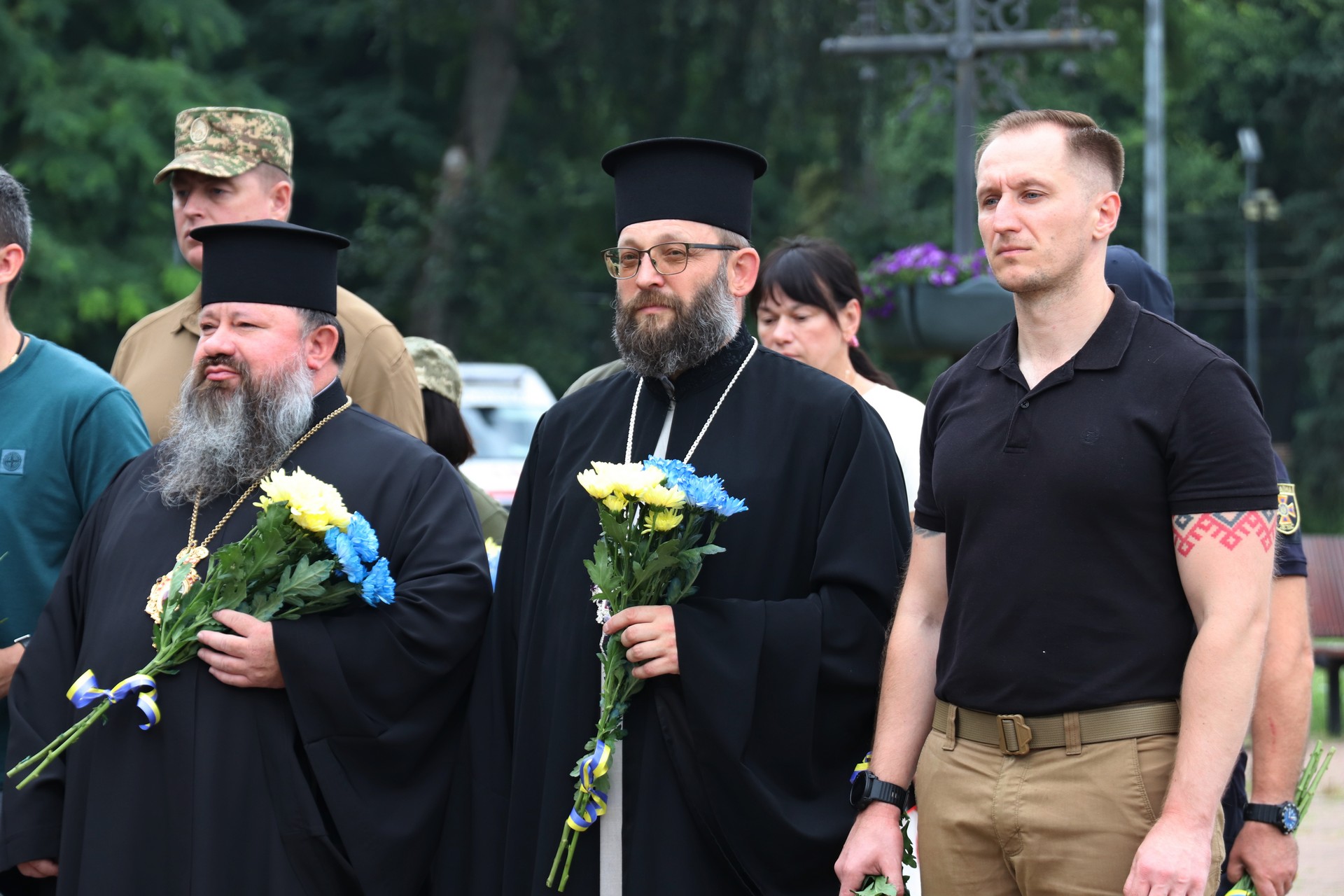 присутні на заході у Чернігові до Дня вшанування пам'яті Захисників і Захисниць України, учасників добровольчих формувань, а також цивільних осіб, які були страчені, закатовані або загинули у полоні