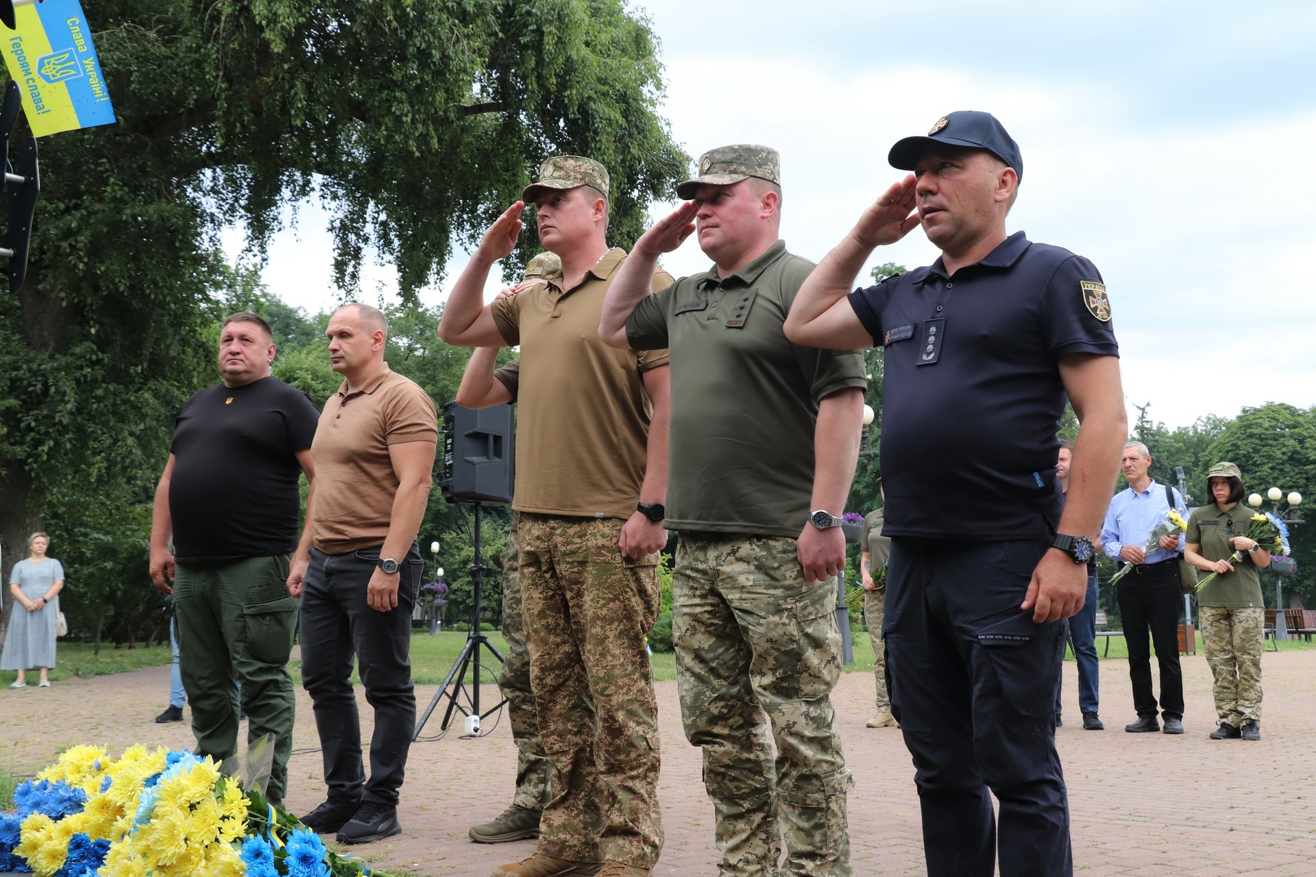 присутні на заході у Чернігові до Дня вшанування пам'яті Захисників і Захисниць України, учасників добровольчих формувань, а також цивільних осіб, які були страчені, закатовані або загинули у полоні