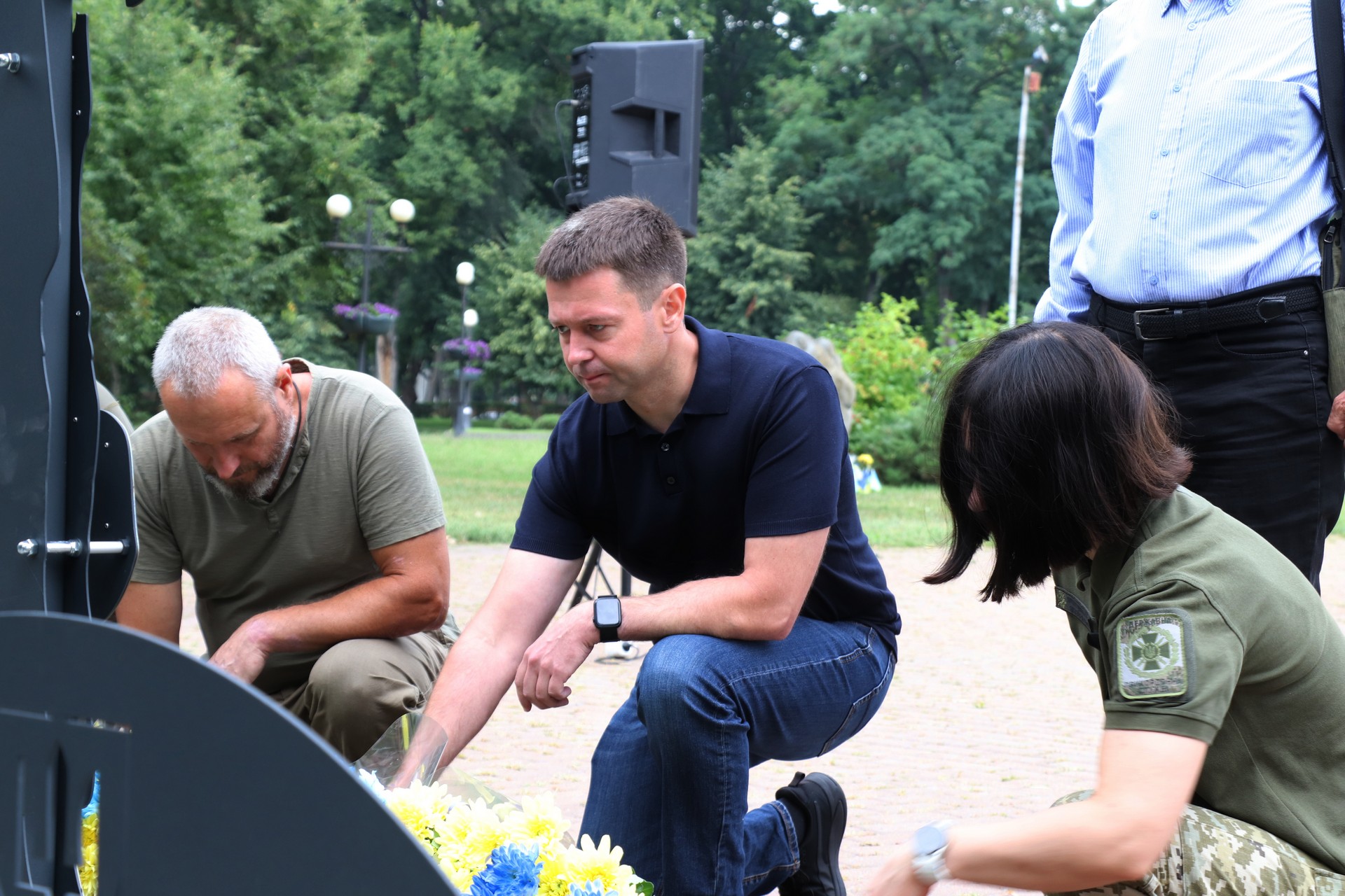 присутні на заході у Чернігові до Дня вшанування пам'яті Захисників і Захисниць України, учасників добровольчих формувань, а також цивільних осіб, які були страчені, закатовані або загинули у полоні