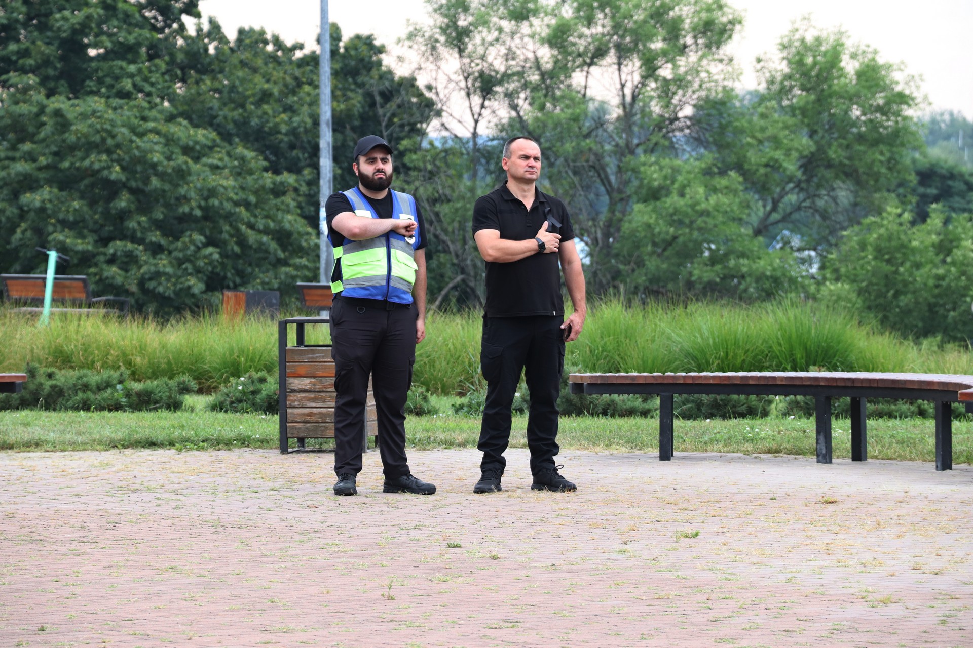 присутні на заході у Чернігові до Дня вшанування пам'яті Захисників і Захисниць України, учасників добровольчих формувань, а також цивільних осіб, які були страчені, закатовані або загинули у полоні
