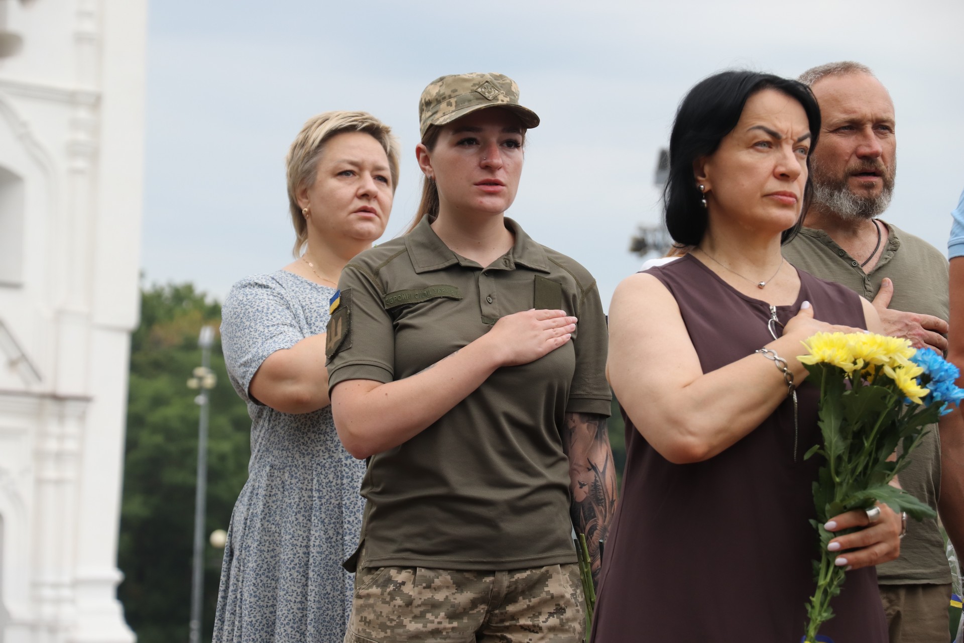присутні на заході у Чернігові до Дня вшанування пам'яті Захисників і Захисниць України, учасників добровольчих формувань, а також цивільних осіб, які були страчені, закатовані або загинули у полоні