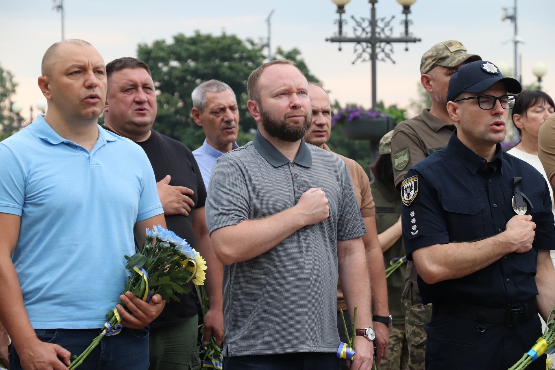 присутні на заході у Чернігові до Дня вшанування пам'яті Захисників і Захисниць України, учасників добровольчих формувань, а також цивільних осіб, які були страчені, закатовані або загинули у полоні
