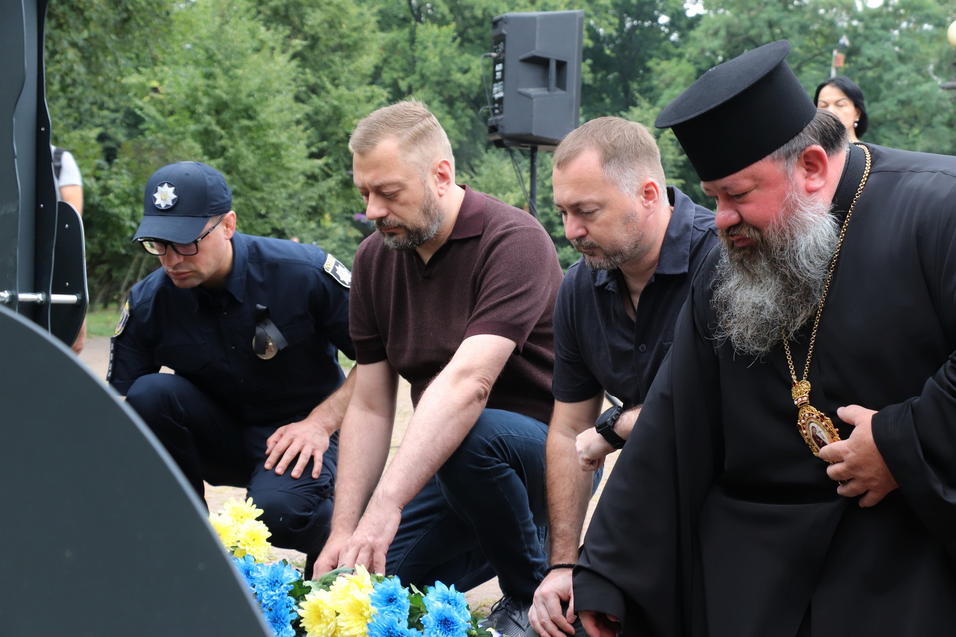 присутні поклали квіти до меморіального знаку, щоб вшанувати пам'ять Захисників і Захисниць України, учасників добровольчих формувань, а також цивільних осіб, які були страчені, закатовані або загинули у полоні